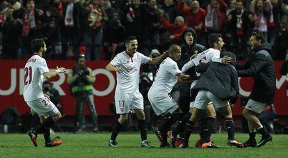 Los jugadores del Sevilla celebran el gol de Jovetic al Madrid. 