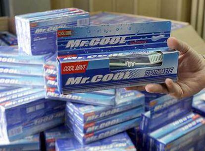 Cajas del dentífrico chino supuestamente contaminado con tóxicos, en el Ministerio de Salud de Costa Rica.