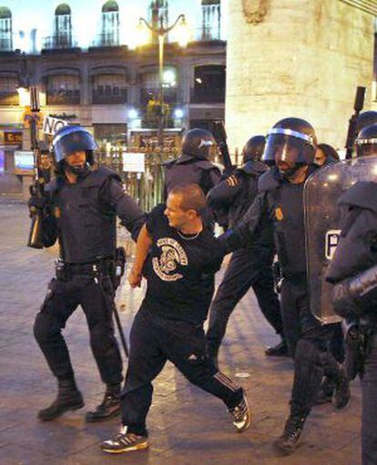 La policía detiene a una persona anoche en la Puerta del Sol.