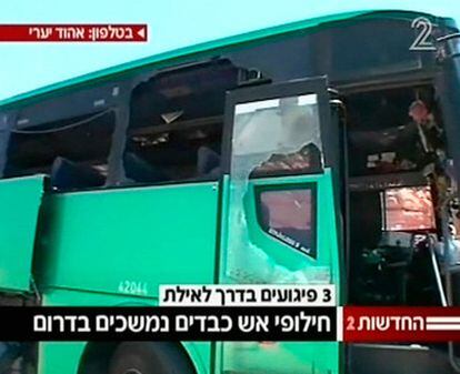 Estado en el que ha quedado uno de los autobuses de línea atacados cerca de la ciudad israelí de Eliat