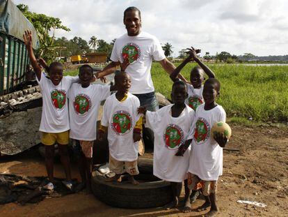 Didier Drogba, en uno de los proyectos de su fundaci&oacute;n.