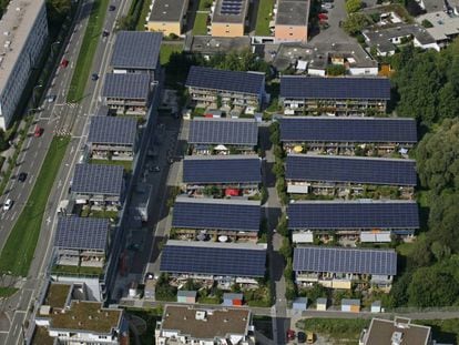 Vista aérea de un barrio de Friburgo, en Alemania, cuyas casas tienen paneles solares como tejados.