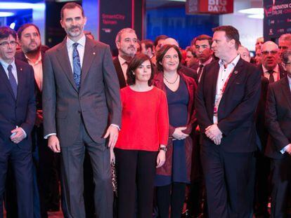 Carles Puigdemont y Felipe VI, con Soraya Sáenz de Santamaría y Ada Colau, inauguran el Mobile World Congress.