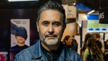 El creador y productor Julio Rojas en la feria internacional del libro de Guadalajara el día 27 de noviembre de 2023. 