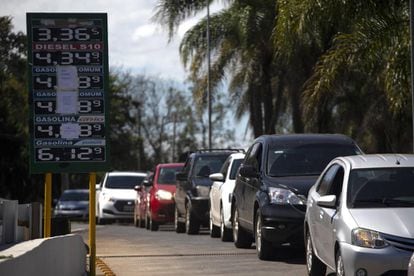 Vehículos en una gasolinera que anuncia no tener más combustible, el jueves en Brasilia