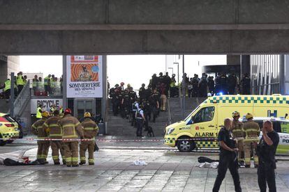 Policías y miembros de los servicios de emergencia, este domingo frente al centro comercial donde se ha producido el ataque.