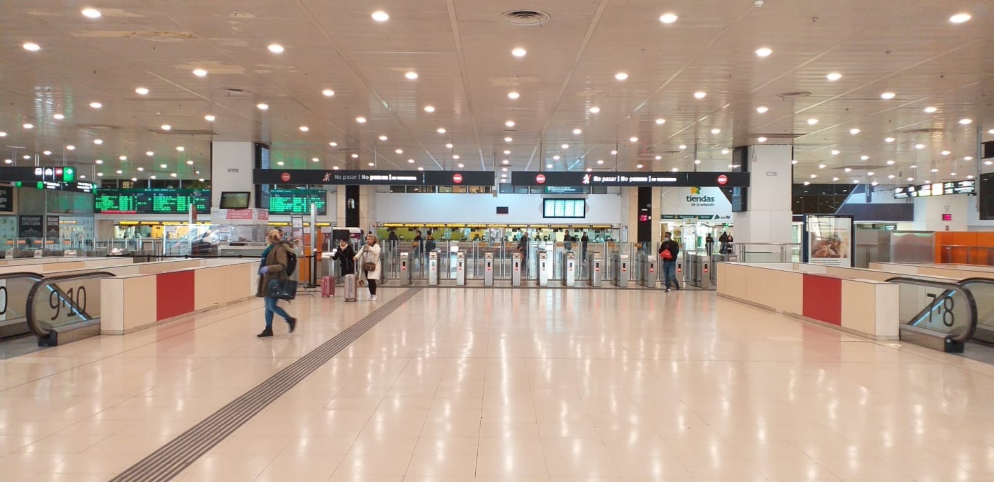 Dos vigilantes de la estación de Sants de Barcelona, heridos tras ser acuchillados por el mismo Dos vigilantes de la estación de Sants de Barcelona, heridos tras ser acuchillados por el mismo