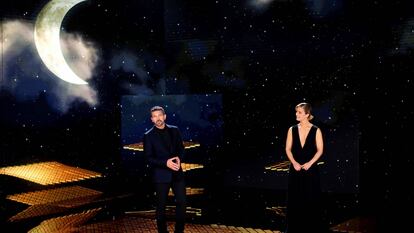Antonio Banderas y María Casado, al término de la gala de la 35 edición de los Premios Goya.