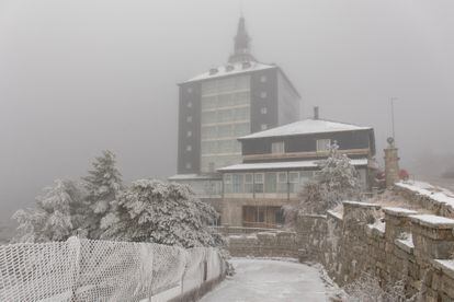 Un edificio del Puerto de Navacerrada nevado, en la sierra de Guadarrama, el 4 de noviembre.