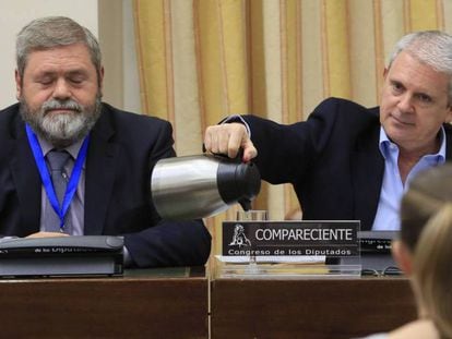 Pablo Crespo junto a su abogado, Miguel Durán, en el Congreso.