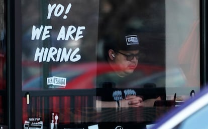 Un cartel ofreciendo empleo en un restaurante de Schaumburg (Illinois).