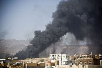 Una columna de humo se levanta desde un dep&oacute;sito de armamento tras un bombardeo a&eacute;reo en San&aacute;. 