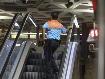 Un vigilante de seguridad en la estación Puerta del Sol, en Madrid.