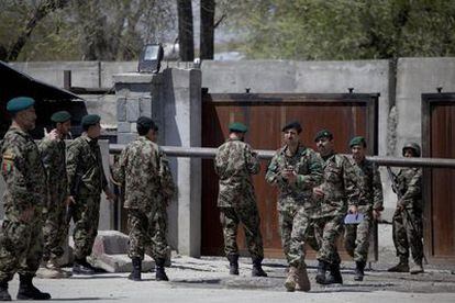 Soldados afganos custodian la puerta del Ministerio de Defensa en Kabul (Afganistán) tras el ataque terrorista.
