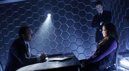 Clark Gregg (sentado) en una escena de la serie Agents of S.H.I.E.L.D.