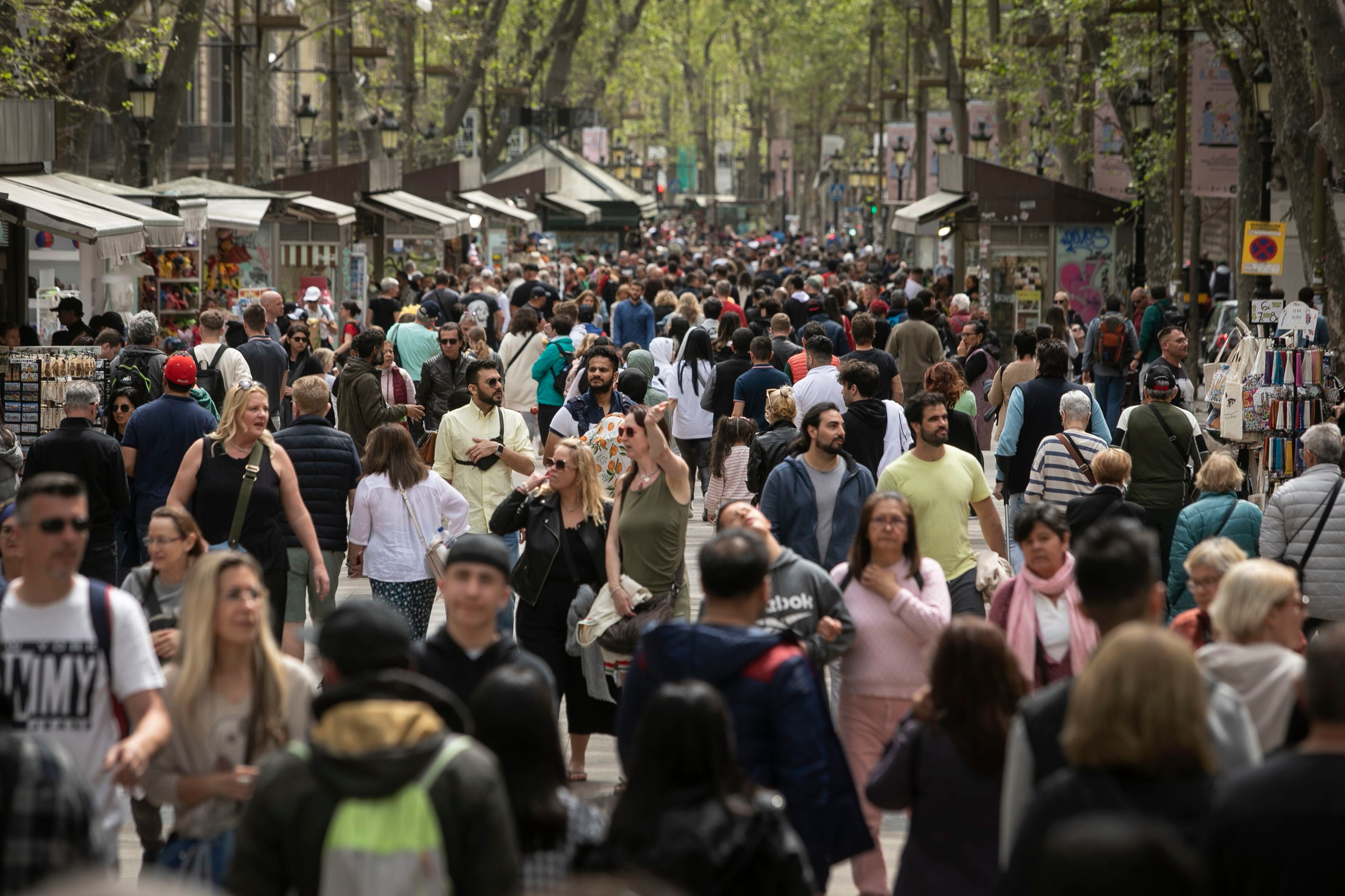 Las Ramblas de Barcelona repletas de turistas durante las vacaciones de Semana Santa