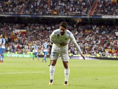 Isco hace una reverencia al p&uacute;blico del Bernab&eacute;u tras marcar el 1-0. 