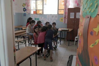 La mayoría (71%) de los refugiados sirios acude a la escuela por la tarde, mientras que los libaneses estudian por la mañana. Algunas organizaciones no gubernamentales critican este sistema, al sostener que entorpece la integración real del alumnado extranjero.