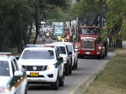 Camiones con ayudas de USAID para Venezuela, escoltados por la policía de Colombia, se aproximan a las bodegas del puente fronterizo de Tienditas, en la ciudad colombiana de Cúcuta.
