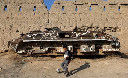 Un afgano juega ante un tanque soviético destruido en Kabul.