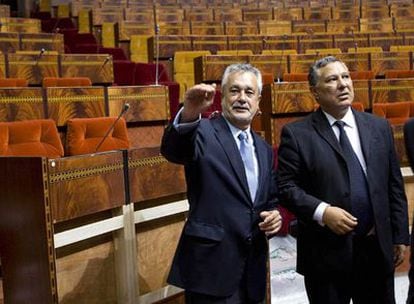 El presidente de la Junta, José Antonio Griñán, ayer en Rabat junto al presidente de la Cámara de Representantes, Mustapha Mansouri.