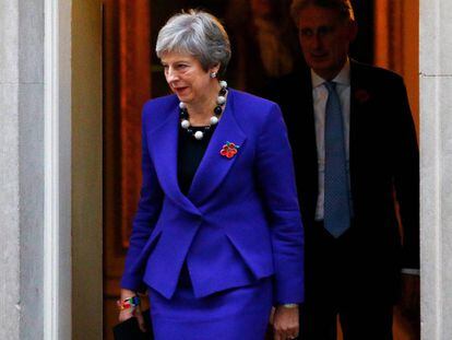 Theresa May y su ministro de Economía, Philip Hammond, salen del 10 de Downing Street, en Londres, el 31 de octubre.