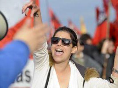Manifestantes protestan en Buenos Aires (Argentina). El país amaneció hoy paralizado por la huelga general convocada por los sindicatos opositores al Gobierno de Cristina Fernández, un paro que el Ejecutivo considera "forzado" por la falta de transportes y la fuerte presencia de piquetes en todo el país.