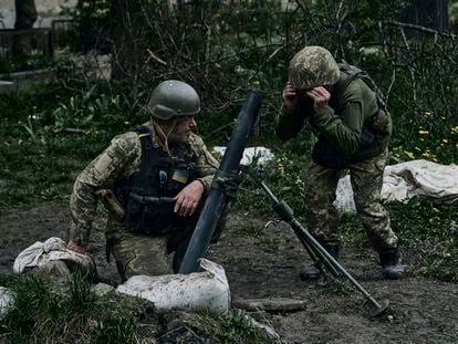 Soldados ucranios preparan la munición en el frente cerca de Avdiivka, en la región de Donetsk, este viernes.