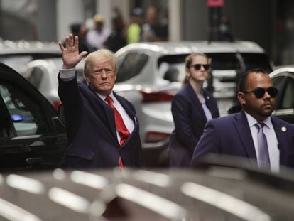 El expresidente Donald Trump saluda tras abandonar la Torre Trump y dirigirse a declarar ante la fiscal general de Nueva York, este miércoles.
