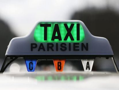 Los taxistas de Par&iacute;s agredieron a conductores con Uber.