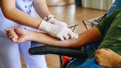Una persona donando sangre, en una imagen de archivo.