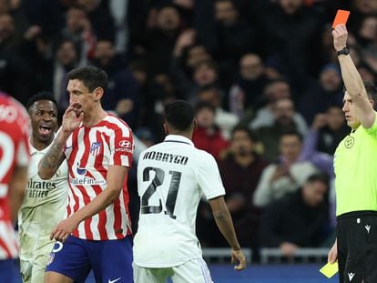 Soto Grado en el momento de expulsar a Savic durante el derbi de Copa del pasado jueves.