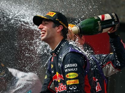 La imagen de enormes botellas de champán rociadas al aire es uno de los sellos de la Fórmula 1 (en esta imagen el rociado es Daniel Ricciardo, en 2014 en Montreal), pero en los últimos años la apuesta por el lujo y la ostentación en este deporte han ido mucho más lejos.