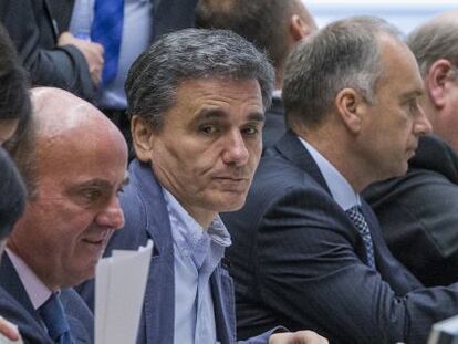 El ministro de Econom&iacute;a espa&ntilde;ol, Luis de Guindos, junto al nuevo ministro de Finanzas griego, Euclid Tsakalotos.