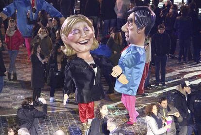 Dos figuras representan a Marine Le Pen y François Fillon en el carnaval de Niza.