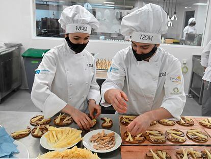 Dos estudiantes de FP en un centro de Madrid.