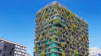 Fachadas con vegetación en un edificio de nueva construcción en el distrito 13 de París.