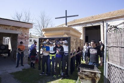 Los costaleros y costaleras del Santísimo Cristo de la Buena Muerte hacen su primer ensayo.