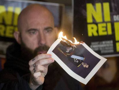 El concejal de la CUP en el Ayuntamiento de Barcelona Josep Gargant&eacute; quema una foto del Rey.
