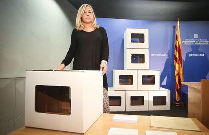Joana Ortega, vicepresidenta de la Generalitat, con las urnas del 9-N