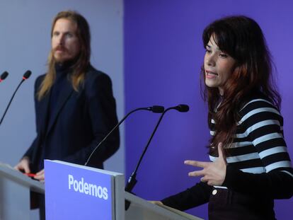 Los portavoces de Podemos, Pablo Fernández (a la izquierda) e Isa Serra, durante la rueda de prensa celebrada este lunes en la sede del partido en Madrid.