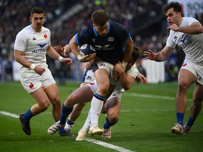 Huw Jones, de Escocia, con el balón durante el partido del Seis Naciones contra Francia, en Saint-Denis este domingo.