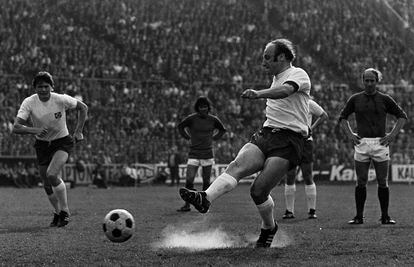 Uwe Seeler lanza un penalti durante un partido en Hamburgo en 1972.