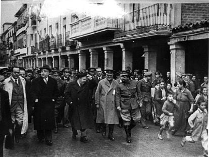 Juan Negr&iacute;n, Manuel Aza&ntilde;a, Indalecio Prieto, el general Miaja y El Campesino, en Alcal&aacute; de Henares durante la guerra.