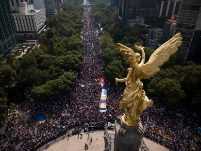 Diferentes colectivos se congregaron sobre paseo de la reforma para celebrar la marcha numero 44 del orgullo LGBT+ en la Ciudad de México.