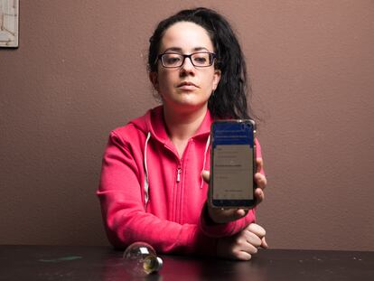 Belén Díez, afectada por los retrasos en la emisión de las facturas, muestra a aplicación de su compañía eléctrica, este viernes en Humanes de Madrid.