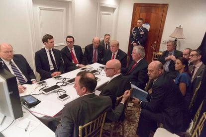 El presidente Trump, rodeado de sus asesores, recibiendo información del ataque a Siria por teleconferencia en Mar-a-Lago.