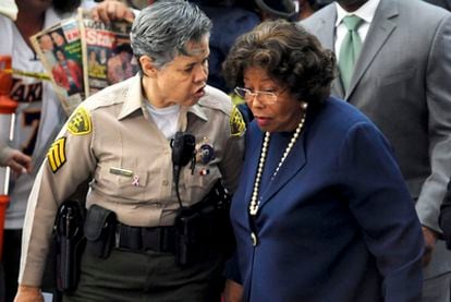 Katherine Jackson (derecha), madre del fallecido 'rey del pop', a su llegada a la Corte Superior de Los Ángeles.