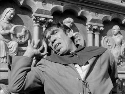 Anthony Quinn, en el papel de Quasimodo, en la adaptación de 'Nuestra señora de París' al cine de 1956.