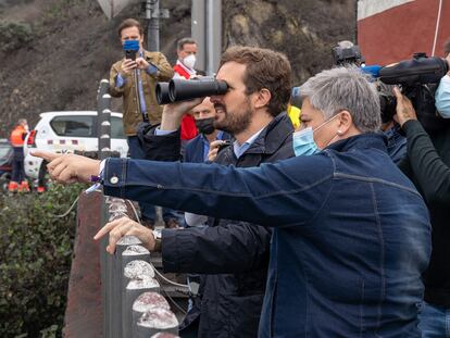 El líder del PP, Pablo Casado (en el centro), durante una visita a La Palma para seguir la evolución del volcán de Cumbre Vieja de La Palma, este viernes.